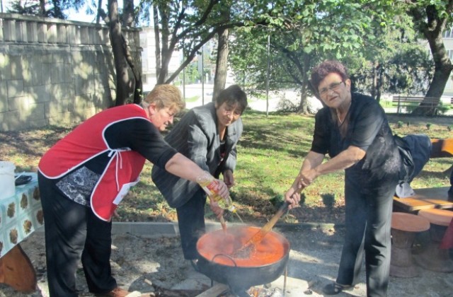Най-вкусната лютеница приготвиха в Лясковец