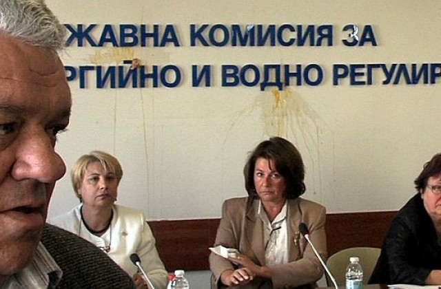Яйца хвърчаха в ДКЕВР при обсъждането на цената на тока (СНИМКИ и ВИДЕО)