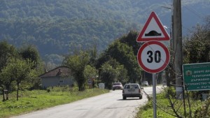 Общината постави легнали полицаи в село Батошево