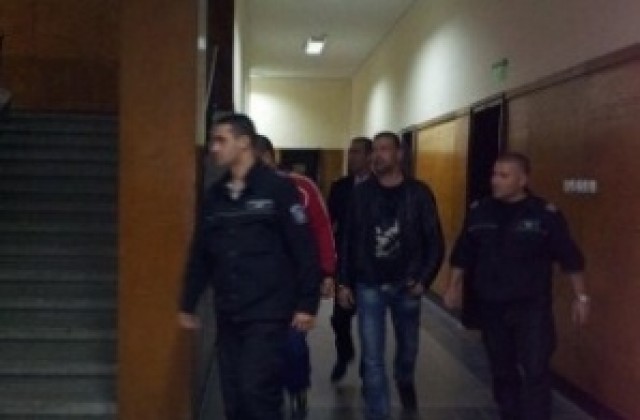 Един от задържаните за фалшиви банкови карти остава в ареста