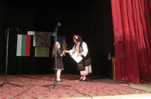 Мирослав Петков и дъщеричката му отбелязаха годишнината на читалище Градина Върбица, заедно със самодейците