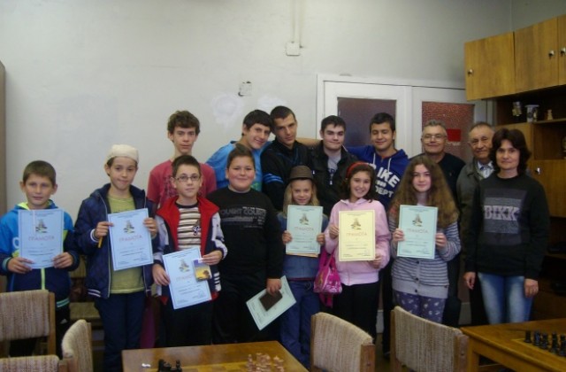 Победителите в Есенния шахматен турнир в ОДК