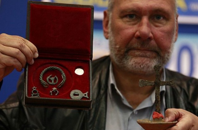 Съд с надпис „Господи, помагай на Вероника” откриха на Перперикон
