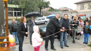 Даниел Панов откри детска площадка в Момин сбор