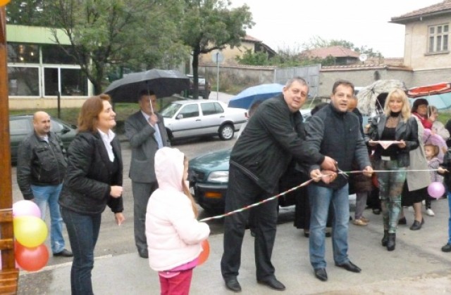 Даниел Панов откри детска площадка в Момин сбор