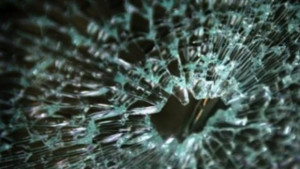 Пиян младеж натроши стъклата на партиен офис в Дряново