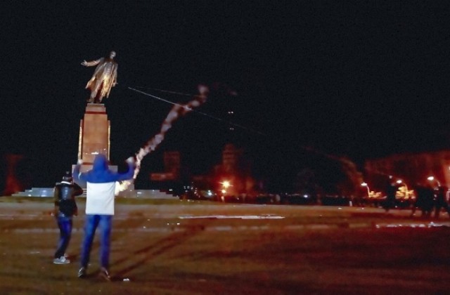 Събориха статуя на Ленин в украинския град Харков (СНИМКИ и ВИДЕО)