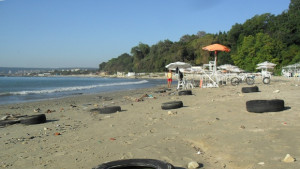 Близо 200 са гумите засипали Офицерския плаж СНИМКИ