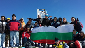 25 мездренски туристи изкачиха връх Вихрен