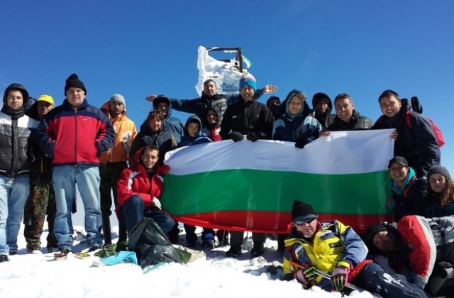 25 мездренски туристи изкачиха връх Вихрен