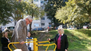 Кандидатдепутати и член на ЕК изпробваха уредите на новооткритата спортна