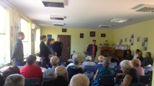 Младежите от АБВ осигуриха безплатни билети за представление на пенсионери