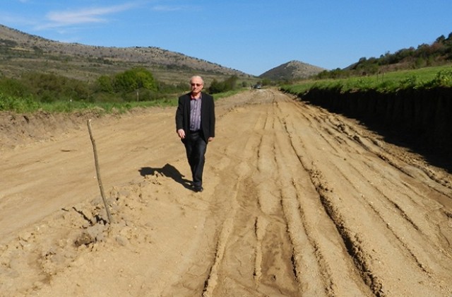 Строи се новото трасе пътя при с. Салаш на границата със Сърбия