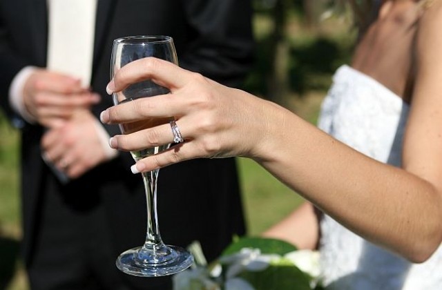 Забраниха сватбите на открито в Бургас