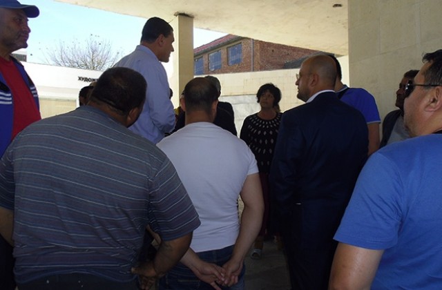 Кметът на Оряхово забрани да се поставя чакъл на улици в ромската махала