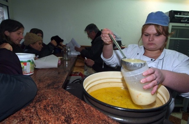179 обществени трапезарии ще хранят 13 000 до края на годината