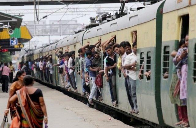 Влакова катастрофа в Индия, трима загинали, 35 ранени