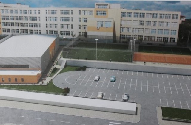 Камбитов прави първа копка на басейна в новия спортен комплекс в кв. Еленово