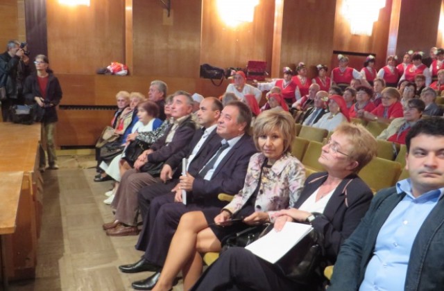 Възрастните хора в Шумен получиха поздравления от кмета за празника си