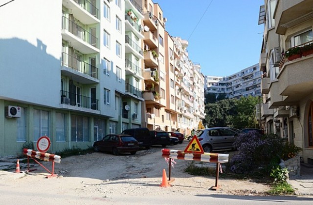 Започват ремонти на улиците „Бели лилии” и малката „Мир”