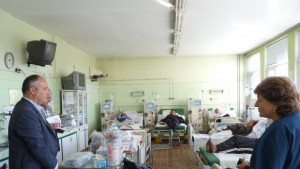 Кандидатите на АБВ подариха телевизор на отделението по хемодиализа