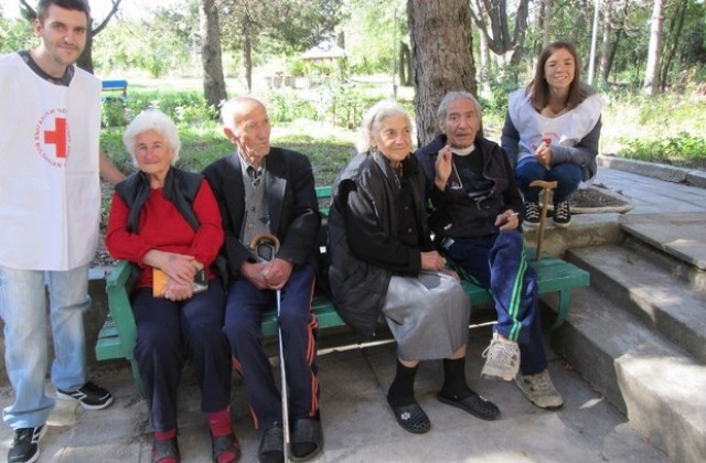 Активисти от БМЧК посетиха Дома за възрастни хора в Бохот