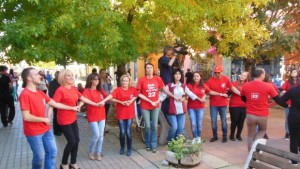 Мая Манолова игра селското хоро с младежи на флашмоб в