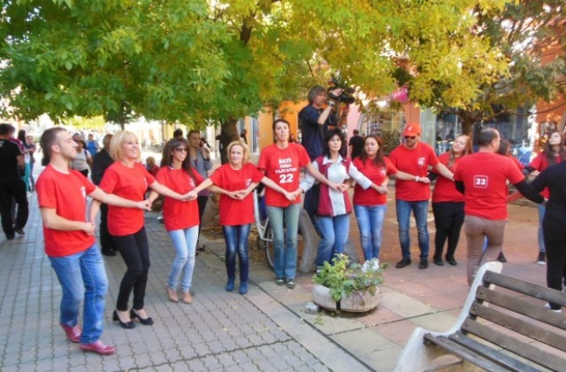 Мая Манолова игра селското хоро с младежи на флашмоб в Кюстендил