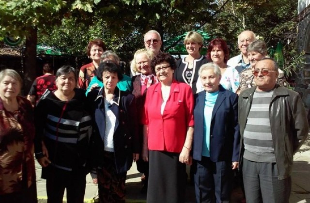 Весела Лечева поздрави жителите на Арбанаси от третата възраст с Международния ден на възрастните хора