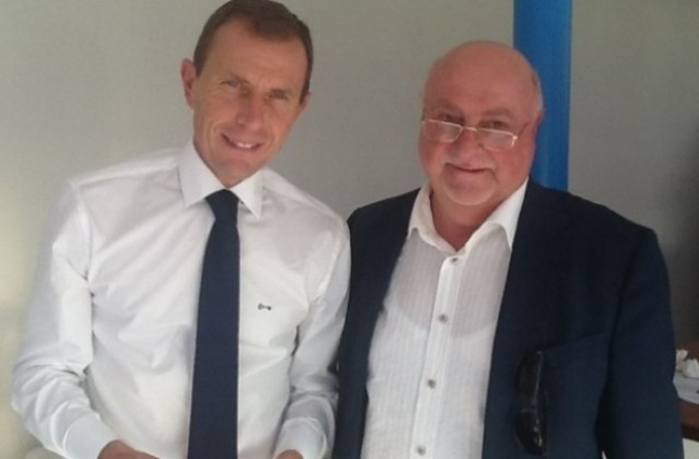 Баждеков подари юбилейна значка на Левски на Бутрагеньо