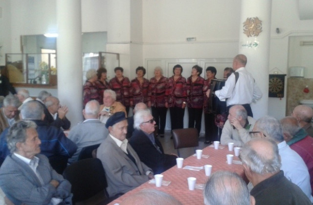 Хора от третата възраст отпразнуваха 1 октомври