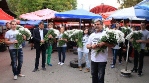 1000 бели хризантеми получиха великотърновки от Патриотичния фронт