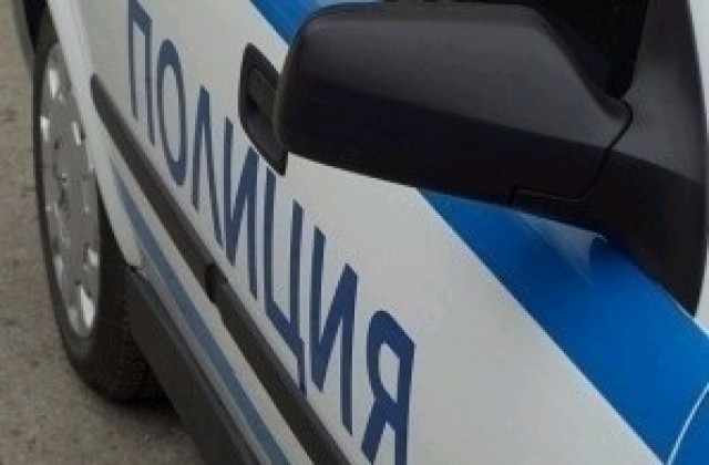 Кола се преобърна в крайпътна нива