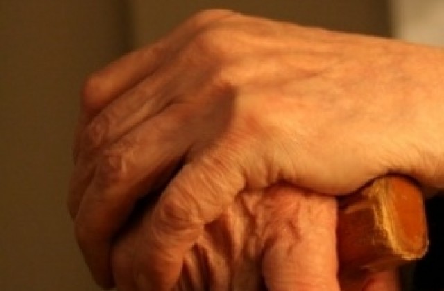 Пенсиониран "Рамбо" преби двама с бастун