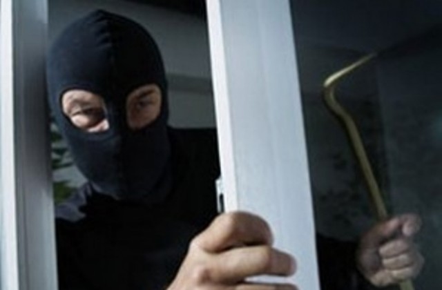 Кражби на пари и златни накити от жилища в Габрово