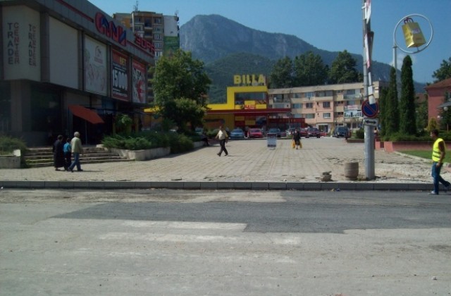 Спират за ден движението по бул. „Демокрация” във Враца