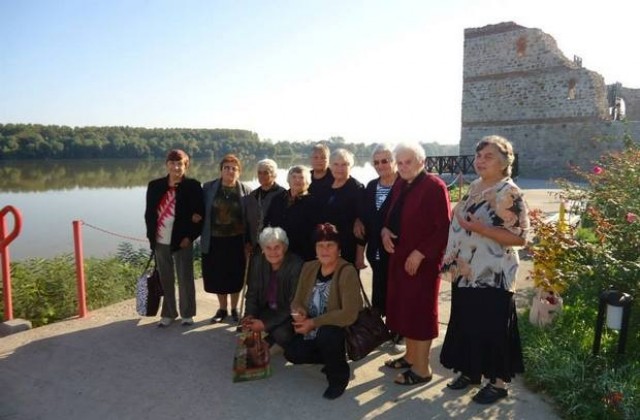 Пенсионери от Белене посетиха крепостта Димум и Природен парк Персина