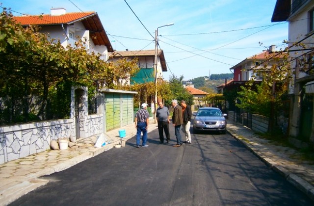Кметът на Дупница провери улици, които чакат асфалт от над 10 години