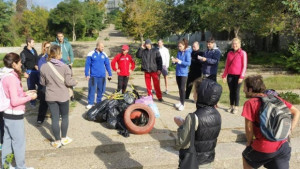 Спортисти почистиха района около Паметника край езиковите гимназии