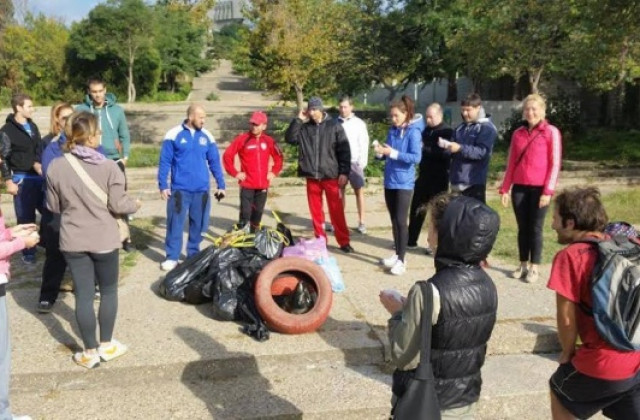 Спортисти почистиха района около Паметника край езиковите гимназии