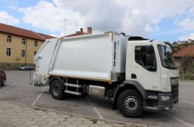 Нов специализиран автомобил за събиране на твърди битови отпадъци в Трявна