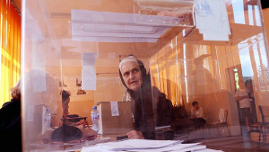 Отстраниха председател на СИК задържан за търговия с гласове