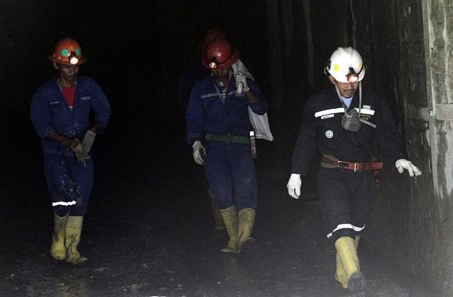 18 златотърсачи загинаха в незаконна мина в Индонезия