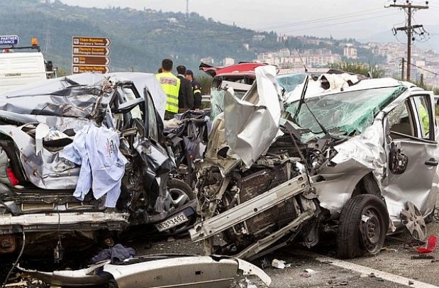Петима загинали, сред които и българин, и 30 ранени при верижна катастрофа в Гърция