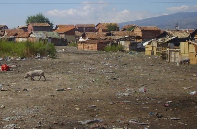 Базираха полицаи в ромската махала