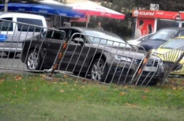 „Тойота“ и „Ауди“ катастрофираха край автобусна спирка