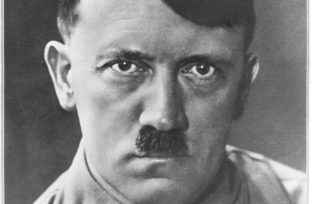 Защо Хитлер нямал нормален мустак, а малки смешни мустачки?