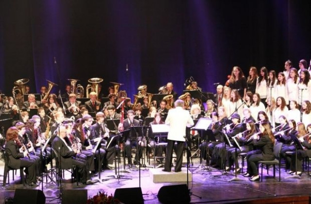 Младежки хор от Израел пее в чест на българските пожарникари