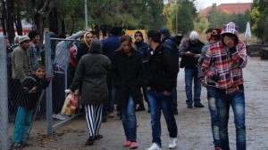 Ромите в Харманли искат затваряне на бежанския лагер градът замалко