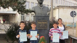 Свиленградчанчета намериха портмоне с 530 лв и го върнаха връчиха